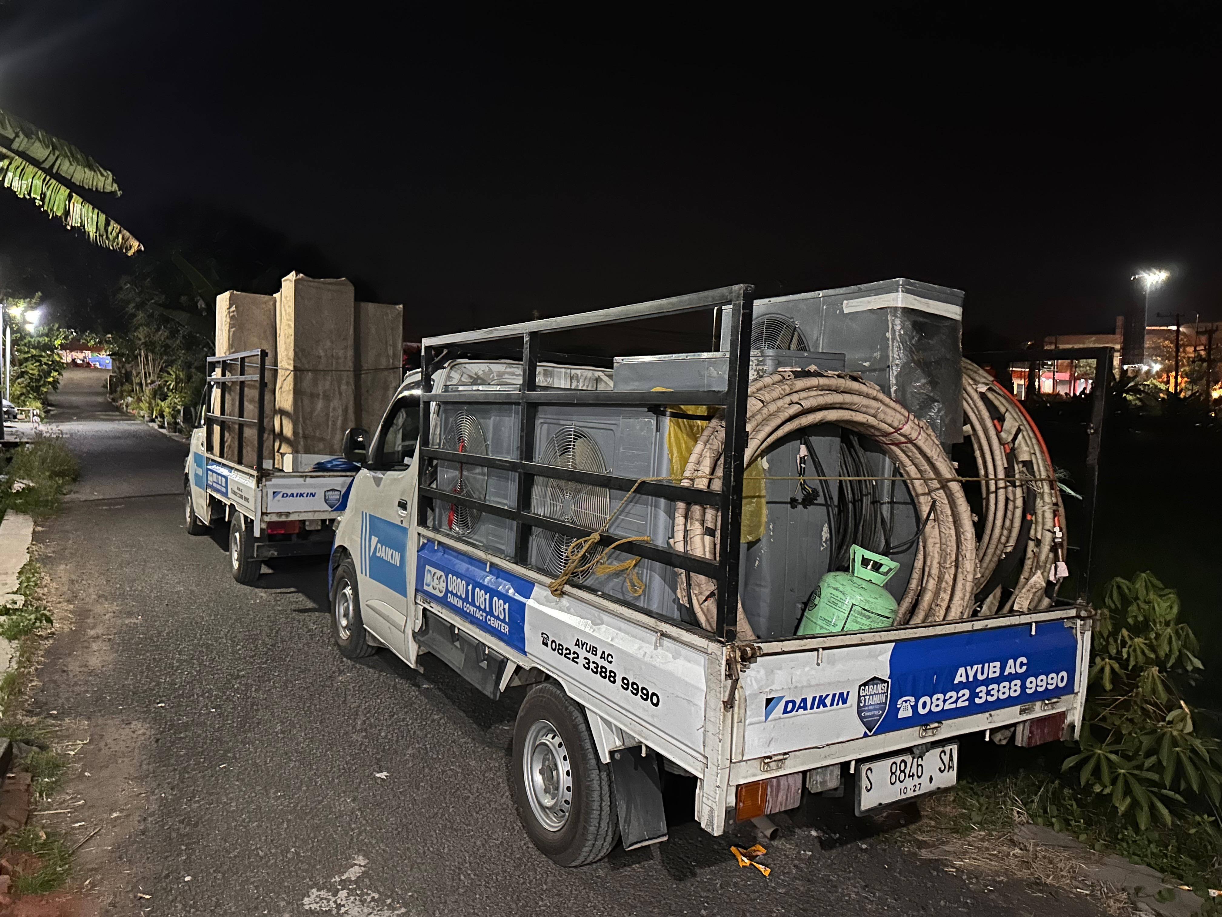 Armada pengiriman unit AC Ayub AC pada malam hari