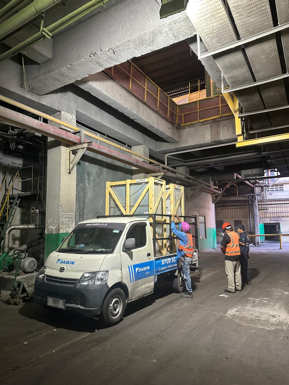 Teknisi merawat unit kondensor