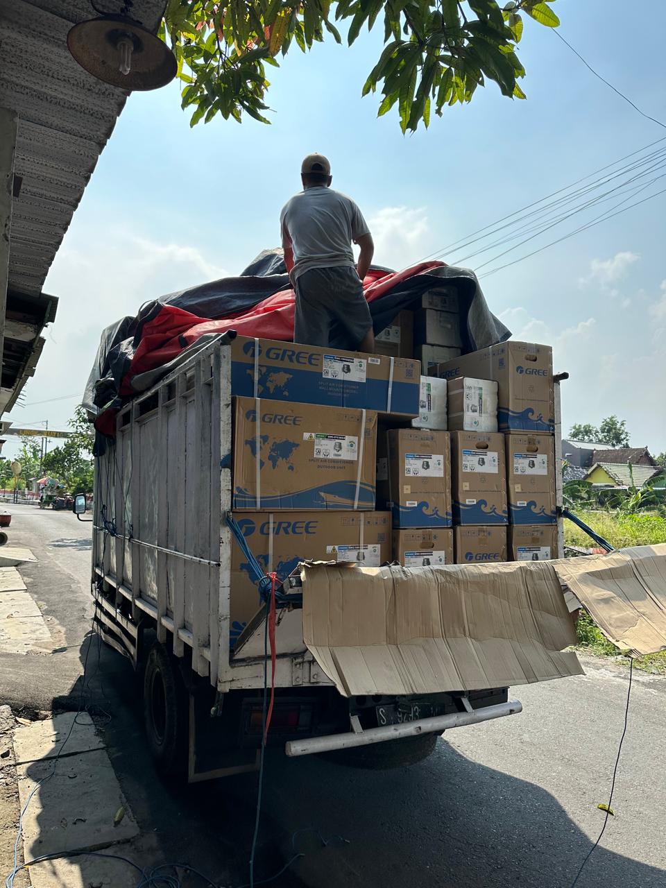 Pengiriman unit AC Gree dengan armada Ayub AC