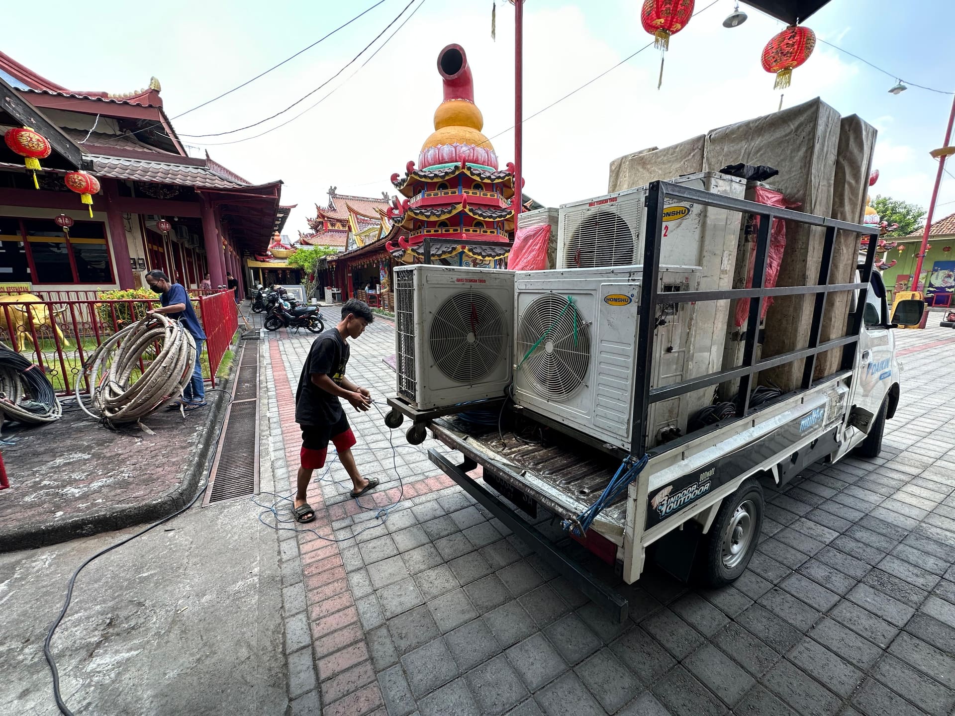Unit AC split ukuran besar untuk area komersial
